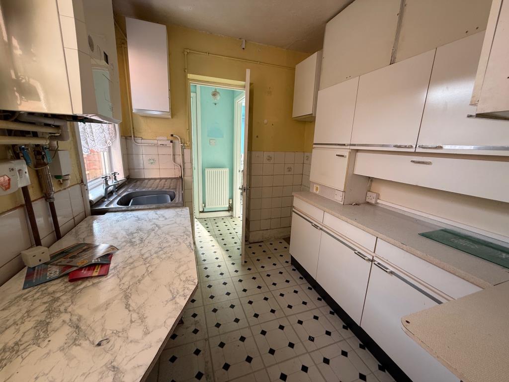 Lot: 149 - THREE BEDROOM MID-TERRACE HOUSE FOR IMPROVEMENT - Kitchen area